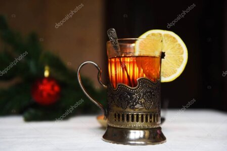 Tasse steht auf versilbertem Untersetzer