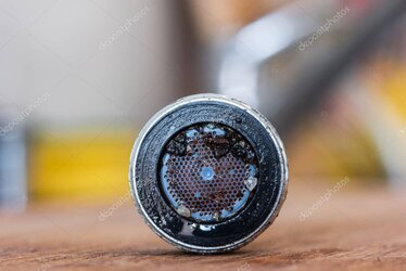 Kalkablagerungen in Hauswasserrohren nah aufgenommen