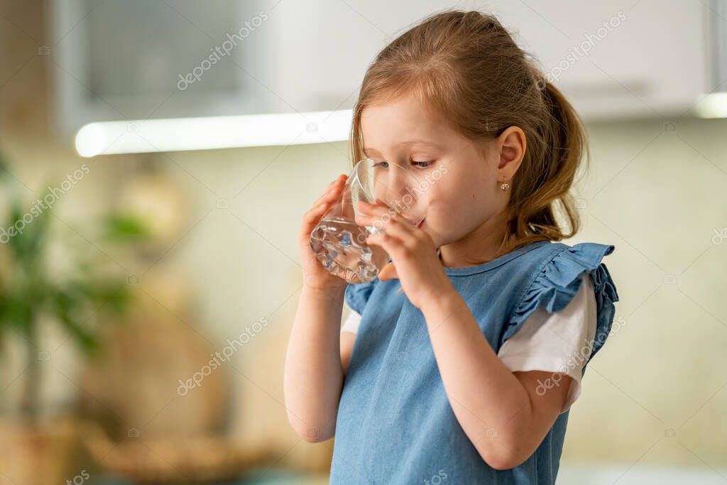 Glas mit klarem Trinkwasser auf Tisch